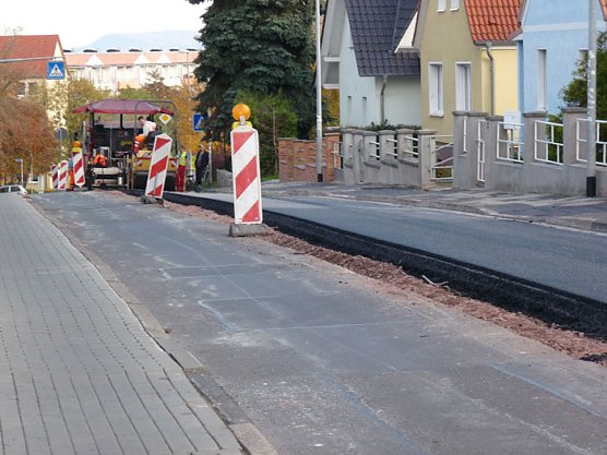 Schwarzdecke eingebracht (Foto: Karl-Heinz Herrmann)