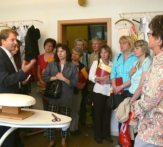 Zu Besuch in der Schneiderei (Foto: Kühn) Zu Besuch in der Schneiderei (Foto: Kühn)
