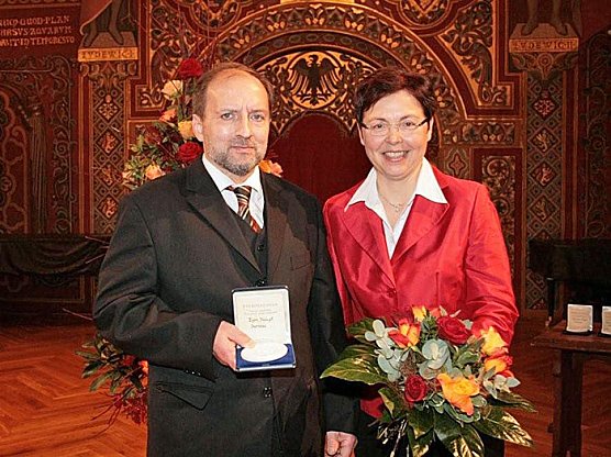 Mit Rose geehrt (Foto: Kreissportbund)