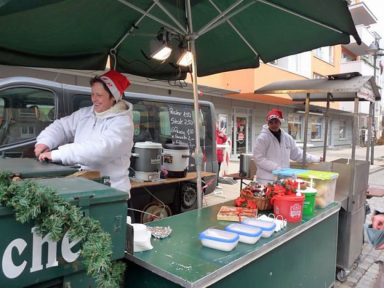 Adventsmarkt gestartet (Foto: Karl-Heinz Herrmann) Adventsmarkt gestartet (Foto: Karl-Heinz Herrmann)