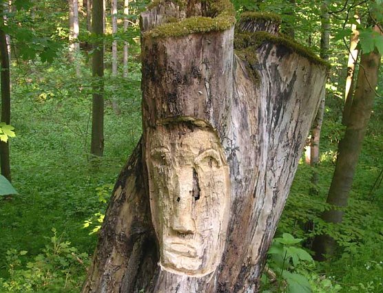 Skulptur am Wanderweg (Foto: Karl-Heinz Herrmann)