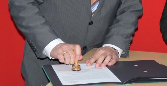 Vertrag besiegelt (Foto: Karl-Heinz Herrmann)