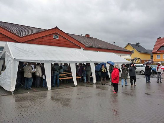 Die Stimmung blieb (Foto: Karl-Heinz Herrmann)