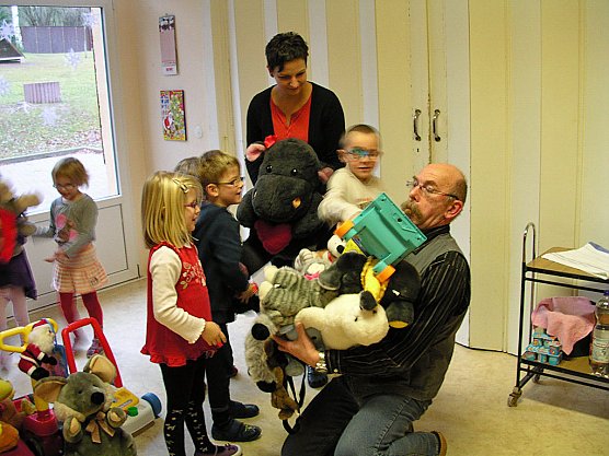 Spielzeugspende übergeben (Foto: privat) Spielzeugspende übergeben (Foto: privat)