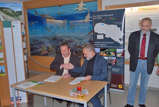 Vereinbarung unterzeichnet (Foto: Lutz Koch GeoPark)