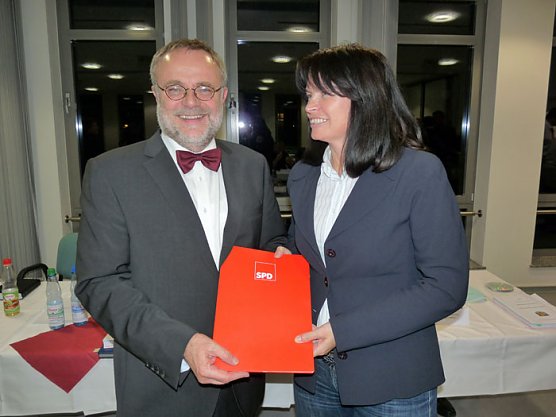 Unterschriften übergeben (Foto: Karl-Heinz Herrmann) Unterschriften übergeben (Foto: Karl-Heinz Herrmann)