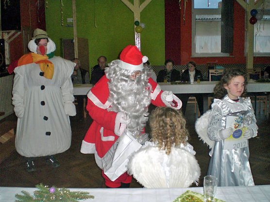 Heimatsagen zur Weihnachtsfeier aufgeführt (Foto: Klaus Henze) Heimatsagen zur Weihnachtsfeier aufgeführt (Foto: Klaus Henze)