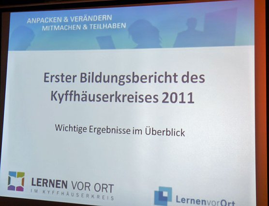 Bildungsbericht übergeben. (Foto: Karl-Heinz Herrmann) Bildungsbericht übergeben. (Foto: Karl-Heinz Herrmann)