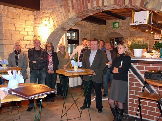 Bildungsbericht übergeben. (Foto: Karl-Heinz Herrmann) Bildungsbericht übergeben. (Foto: Karl-Heinz Herrmann)