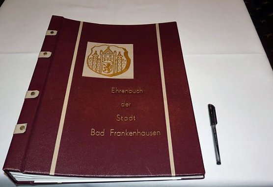 Eintrag ins Ehrenbuch (Foto: Karl-Heinz Herrmann)