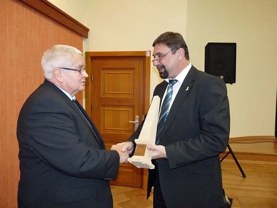 Ehrengabe erhalten (Foto: Karl-Heinz Herrmann)