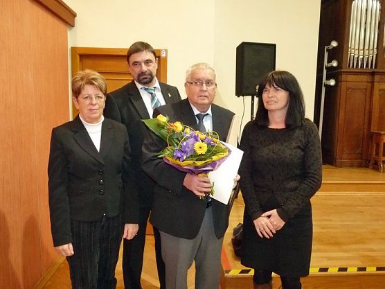 Ehrengabe erhalten (Foto: Karl-Heinz Herrmann)