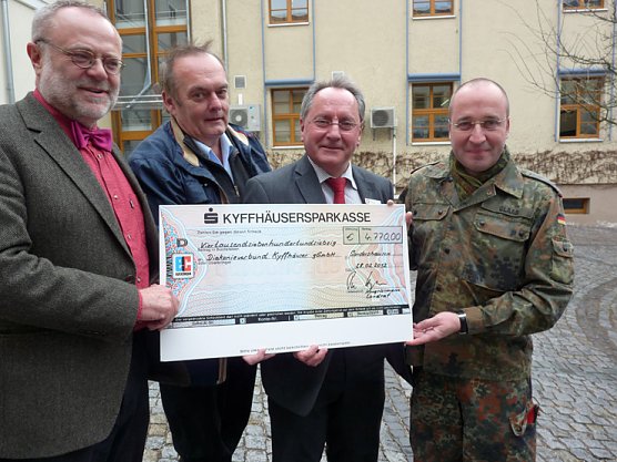 Resultat &uuml;bergeben (Foto: Karl-Heinz Herrmann)