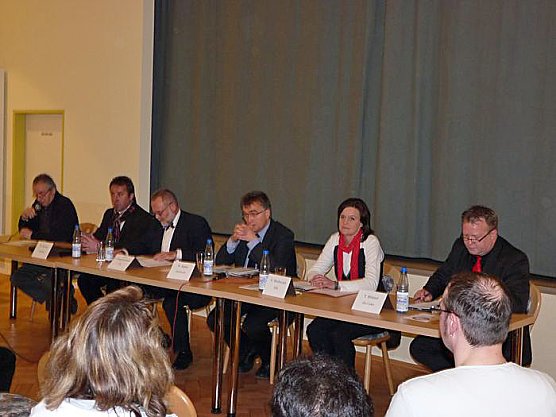 Diskussion um viel Schwein (Foto: Karl-Heinz Herrmann) Diskussion um viel Schwein (Foto: Karl-Heinz Herrmann)