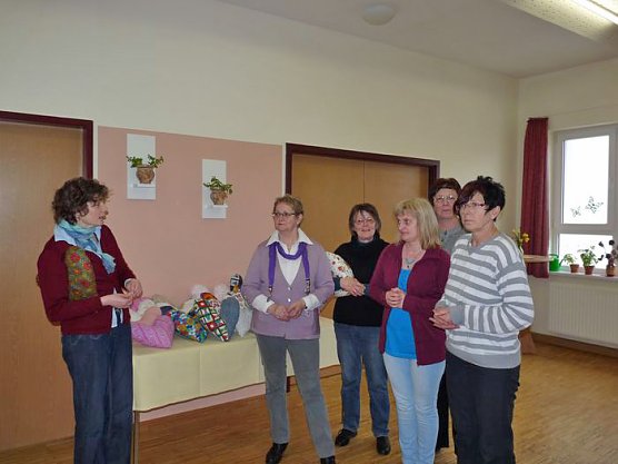 Herzkissen &uuml;bergeben (Foto: Karl-Heinz Herrmann)