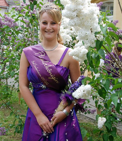 Fliederkönigin 2011 (Foto: Gewerbeverein Bad Frankenhausen) Fliederkönigin 2011 (Foto: Gewerbeverein Bad Frankenhausen)