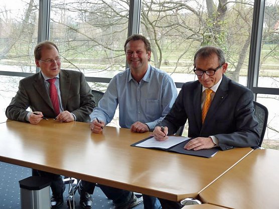 Konzessionsvertrag unterzeichnet (Foto: Karl-Heinz Herrmann) Konzessionsvertrag unterzeichnet (Foto: Karl-Heinz Herrmann)