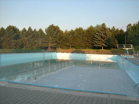 Schwimmbad Gro&szlig;furra w&auml;hrend des F&uuml;llens (Foto: Karl-Heinz Herrmann)