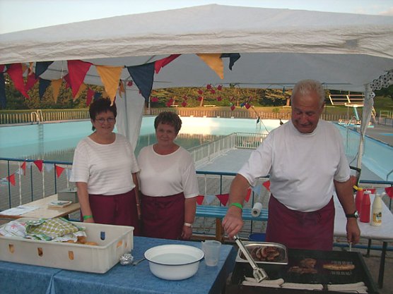 Schwimmbad Gro&szlig;furra w&auml;hrend des F&uuml;llens (Foto: Karl-Heinz Herrmann)