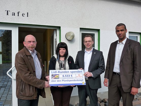 "Gute Tat am Pfandautomat" (Foto: Karl-Heinz Herrmann)