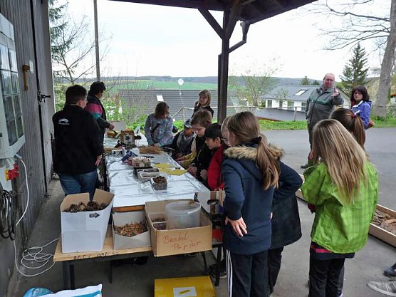 Spielerische Waldp&auml;dagogik (Foto: Karl-Heinz Herrmann)