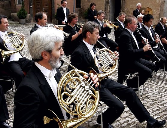 Auf dem Hof gespielt (Foto: Theater)