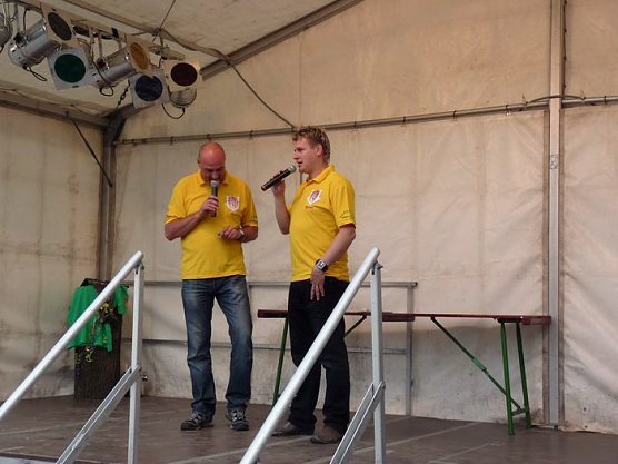 Noch mehr Biertischgarnituren n&ouml;tig (Foto: Karl-Heinz Herrmann)
