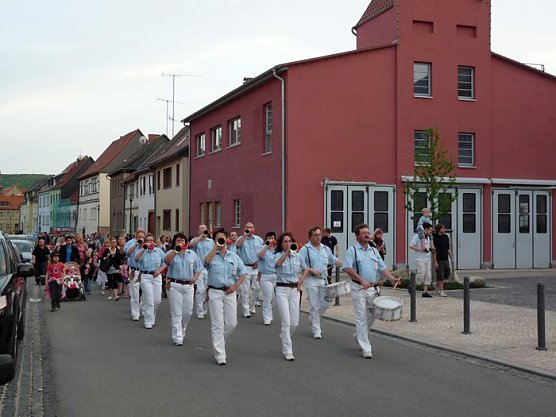 Noch mehr Biertischgarnituren n&ouml;tig (Foto: Karl-Heinz Herrmann)