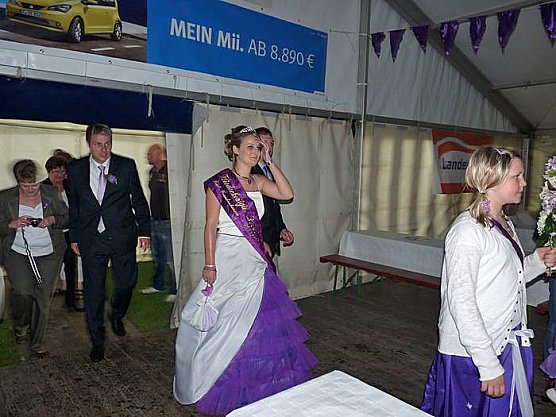 Die Wahl der Fliederkönigin (1) (Foto: Karl-Heinz Herrmann) Die Wahl der Fliederkönigin (1) (Foto: Karl-Heinz Herrmann)