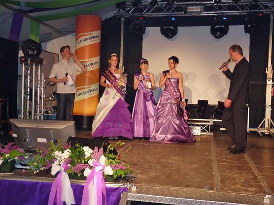 Die Wahl der Fliederkönigin (1) (Foto: Karl-Heinz Herrmann) Die Wahl der Fliederkönigin (1) (Foto: Karl-Heinz Herrmann)