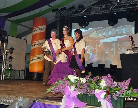 Die Wahl der Fliederkönigin (1) (Foto: Karl-Heinz Herrmann) Die Wahl der Fliederkönigin (1) (Foto: Karl-Heinz Herrmann)