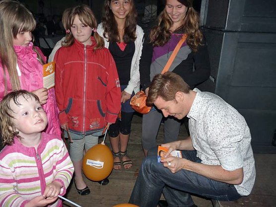 Die Wahl der Fliederkönigin (1) (Foto: Karl-Heinz Herrmann) Die Wahl der Fliederkönigin (1) (Foto: Karl-Heinz Herrmann)