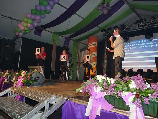 Die Wahl der Fliederkönigin (2) (Foto: Karl-Heinz Herrmann) Die Wahl der Fliederkönigin (2) (Foto: Karl-Heinz Herrmann)