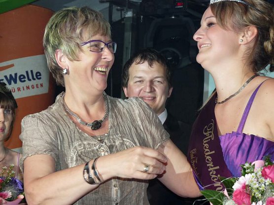 Die Wahl der Fliederkönigin (2) (Foto: Karl-Heinz Herrmann) Die Wahl der Fliederkönigin (2) (Foto: Karl-Heinz Herrmann)