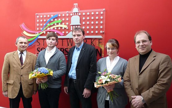 Vertr&auml;ge &uuml;bergeben (Foto: Karl-Heinz Herrmann)