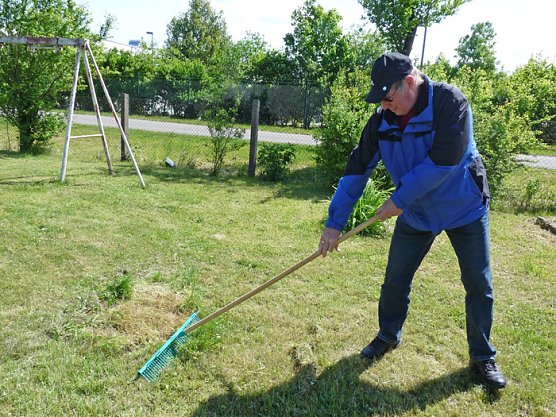 Arbeitseinsatz am Vatertag (Foto: Karl-Heinz Herrmann) Arbeitseinsatz am Vatertag (Foto: Karl-Heinz Herrmann)