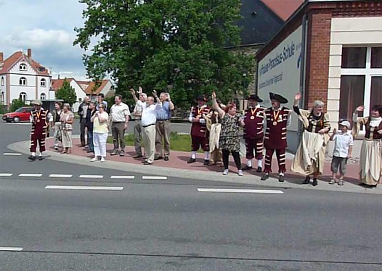 Radfahrer begr&uuml;&szlig;t (Foto: Karl-Heinz Herrmann)