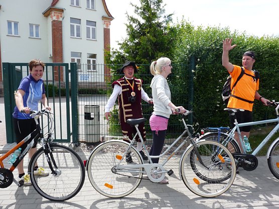 Radfahrer begr&uuml;&szlig;t (Foto: Karl-Heinz Herrmann)