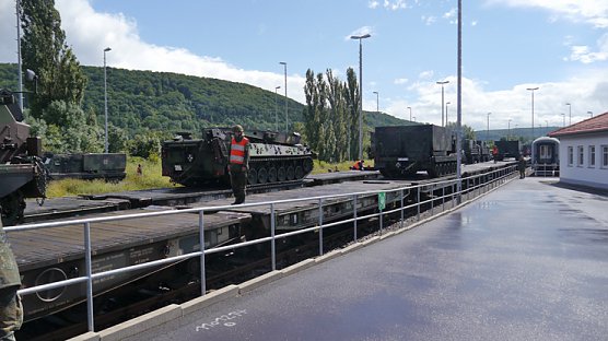 Nicht allt&auml;glicher Bahntransport (Foto: Bundeswehr)
