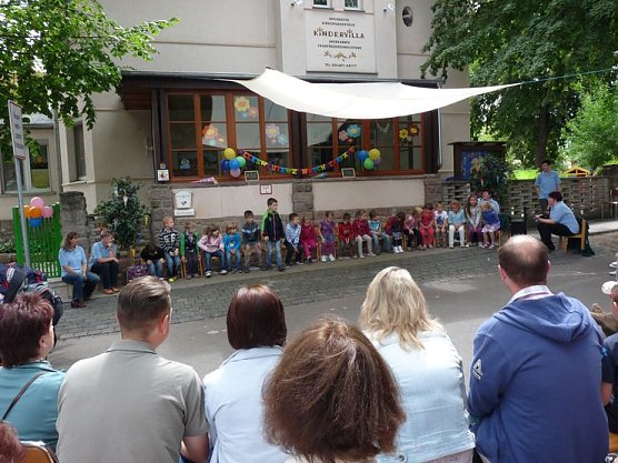 Zur Schule verabschiedet (Foto: Karl-Heinz Herrmann) Zur Schule verabschiedet (Foto: Karl-Heinz Herrmann)