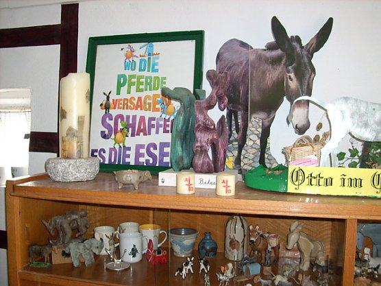 Vitrine Eselmuseum (Foto: Karl-Heinz Herrmann)