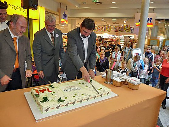 Torte angeschnitten (Foto: Karl-Heinz Herrmann)