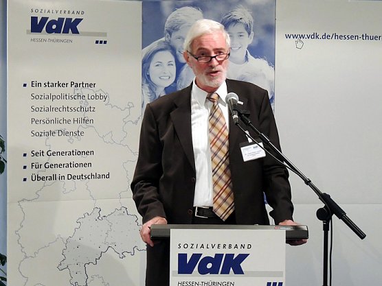 Mit Parlamentariern im Gespr&auml;ch (Foto: H.-P. Lippert)