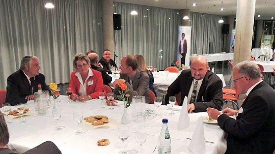 Mit Parlamentariern im Gespr&auml;ch (Foto: H.-P. Lippert)