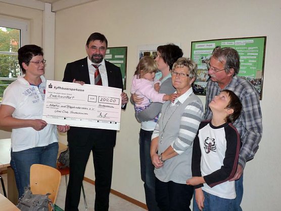 Spende f&uuml;r Sommerfest (Foto: Karl-Heinz Herrmann)