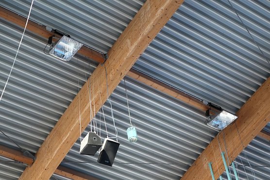 Es werde Licht - die zus&auml;tzlichen Strahler (Foto: nnz)