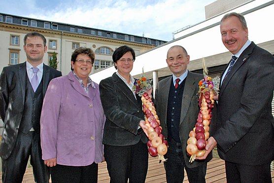 Zwiebelzöpfe (Foto: Torsten Stahlberg T H Ü R I N G E R I N N E N M I N I S T E R I U M) Zwiebelzöpfe (Foto: Torsten Stahlberg T H Ü R I N G E R I N N E N M I N I S T E R I U M)