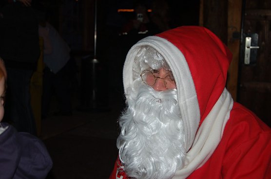 Nikolaus begr&uuml;&szlig;t kleine und gro&szlig;e Fahrg&auml;ste (Foto: privat)