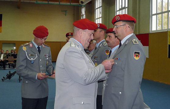 Abschied mit Tr&auml;nen (Foto: Karl-Heinz Herrmann)