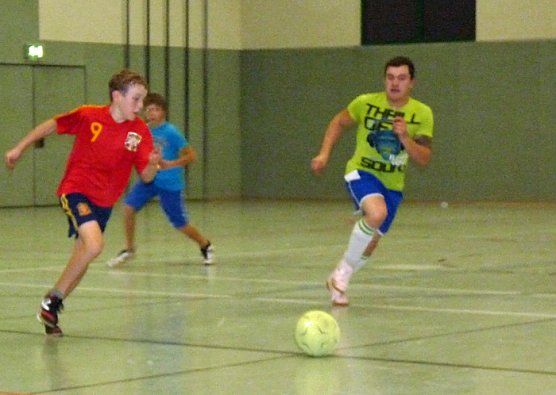 Fu&szlig;ball-Kick bis in die Nacht (Foto: Karl-Heinz Herrmann)